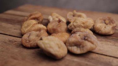 Tahtada kurumuş incir.