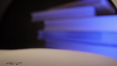 Bir kitabın sayfalarının üzerinden makro çekim