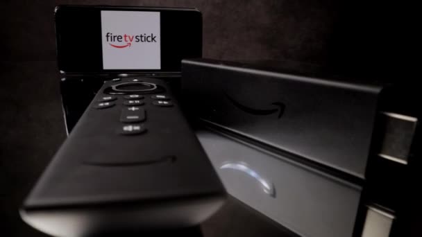 Primer vídeo con Amazon Fire TV Stick 4k en primer plano - CIUDAD DE FRANKFURT, ALEMANIA - 29 de MARZO de 2021 — Vídeo de stock