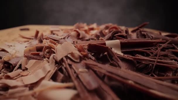 Makro záběr přes čokoládové vločky — Stock video