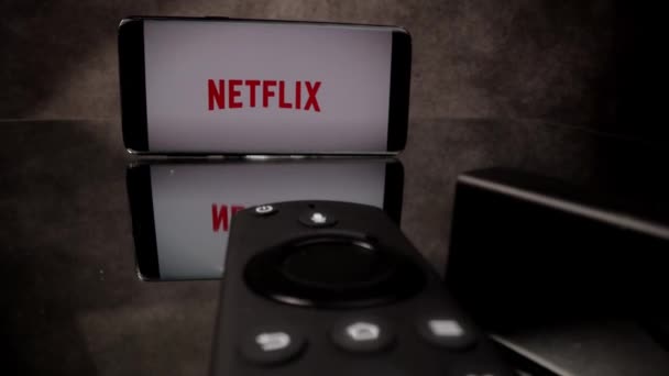 Netflix na Amazon Fire TV Stick 4k em close-up - CIDADE DE FRANKFURT, ALEMANHA - MARÇO 29, 2021 — Vídeo de Stock