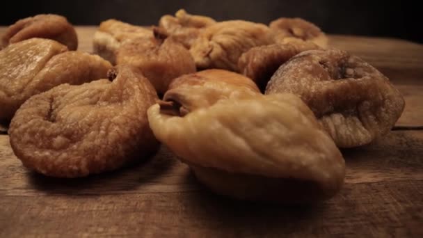 Сушеные инжиры на деревянной доске — стоковое видео