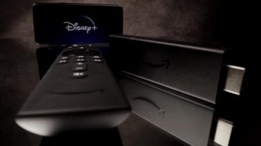 Disney Plus, Amazon Fire TV 'de 4k yakın çekim - FRANKFURT, Almanya - 29 Mart 2021