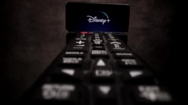 Disney Plus Streaming - TV üzerinden Uçuş Uzaktan Kumanda - FRANKFURT, Almanya - 29 Mart 2021