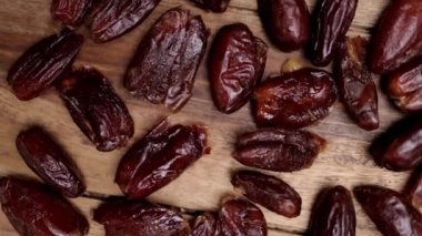 Tahtada kurumuş hurmalar.