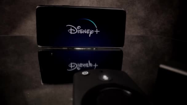 Disney Plus sur Amazon Fire TV Stick 4k en gros plan - VILLE DE FRANKFURT, ALLEMAGNE - 29 MARS 2021 — Video