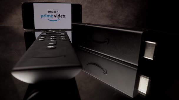 Amazon Prime video with Fire TV Stick 4k in close-up - CITY OF FRANKFURT, ALEMANIA - 29 de MARZO de 2021 — Vídeo de stock