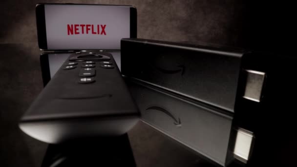 Netflix na Amazon Fire TV Stick 4k em close-up - CIDADE DE FRANKFURT, ALEMANHA - MARÇO 29, 2021 — Vídeo de Stock