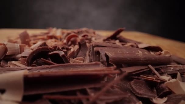 Macro disparado sobre hojuelas de chocolate — Vídeo de stock