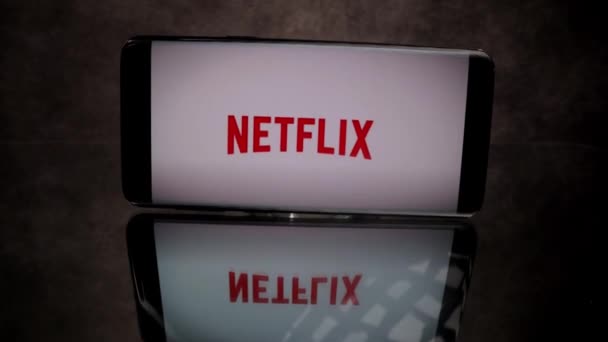 Netflix Streaming - Flug über TV Fernbedienung - STADT VON FRANKFURT, DEUTSCHLAND - 29. MÄRZ 2021 — Stockvideo