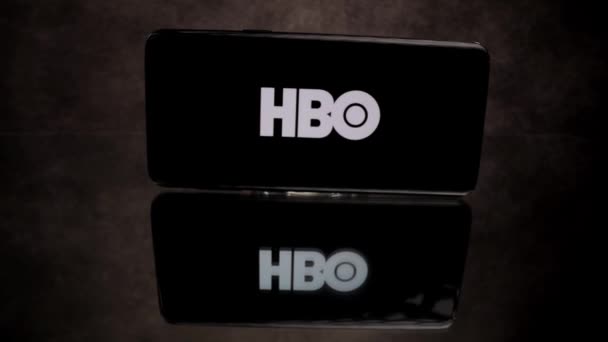HBO TV por Assinatura - Voo sobre TV Controle remoto - CIDADE DE FRANKFURT, ALEMANHA - MARÇO 29, 2021 — Vídeo de Stock