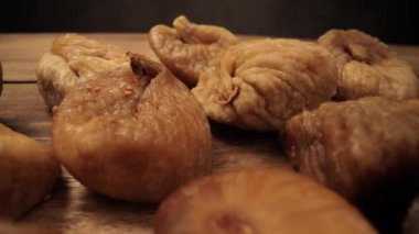 Tahtada kurumuş incir.