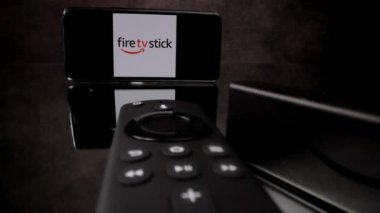 Amazon Fire TV Stick 4k yakın çekim videosu - FRANKFURT ŞEHRİ, GERMANY - 29 Mart 2021