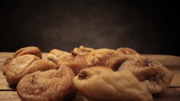 Сушеные инжиры на деревянной доске — стоковое видео