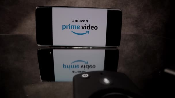 Amazon Prime vídeo com Fire TV Stick 4k em close-up - CIDADE DE FRANKFURT, ALEMANHA - MARÇO 29, 2021 — Vídeo de Stock