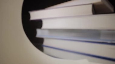 Bir kitabın sayfalarının üzerinden makro çekim