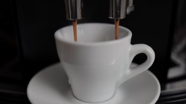 Kahve makinesi detaylıca - Espresso fincana akıyor