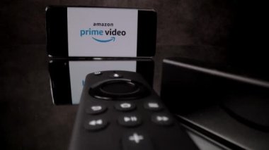 Amazon Fire TV Stick 4k yakın çekim videosu - FRANKFURT ŞEHRİ, GERMANY - 29 Mart 2021