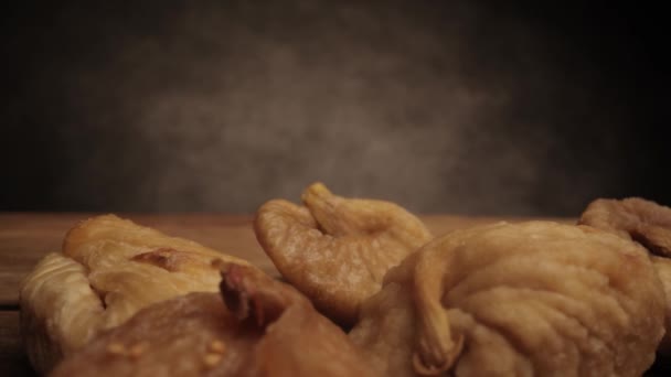 Suszone figi na drewnianej desce — Wideo stockowe