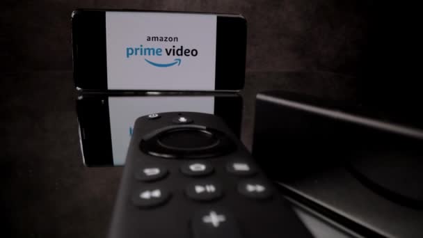 Vídeo principal com Amazon Fire TV Stick 4k em close-up - CIDADE DE FRANKFURT, ALEMANHA - MARÇO 29, 2021 — Vídeo de Stock