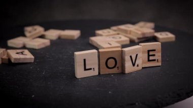 Aşk kelimesi tahta harf küplerine yazılmıştır.