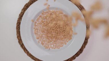 Gevrek ağır çekimde bir tabağa düşer.