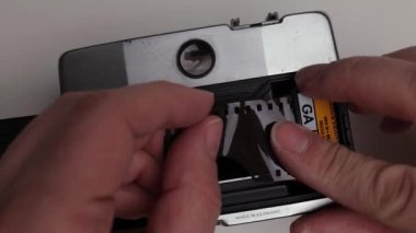 Negatif bir filmi kameraya yüklemek