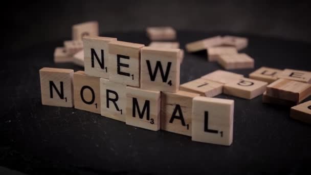 As palavras Novo Normal escrito em cubos de carta de madeira — Vídeo de Stock