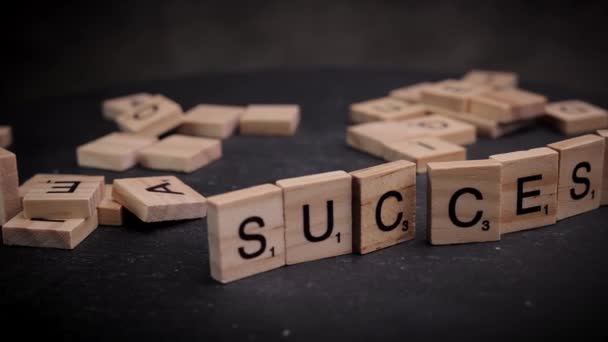成功这个词写在木制的字母立方体上 — 图库视频影像