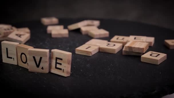 Das Wort Liebe auf hölzerne Buchstabenwürfel geschrieben — Stockvideo
