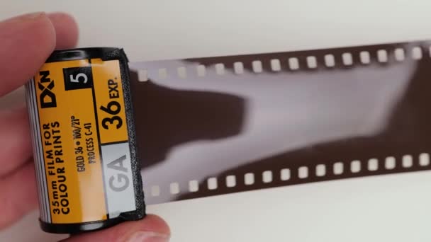 35mm Negativfilm für Fotos — Stockvideo