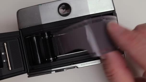 Caricamento di un film negativo in una fotocamera — Video Stock