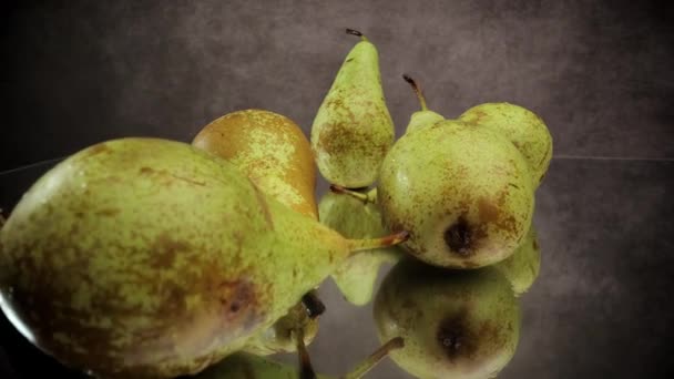 Päron på ett bord i närbild — Stockvideo