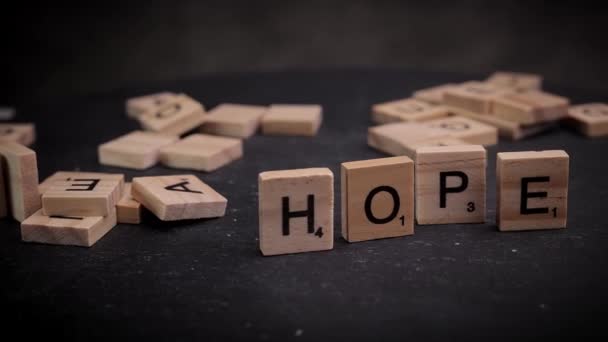 Ordet hopp skrivet på trä brev kuber — Stockvideo