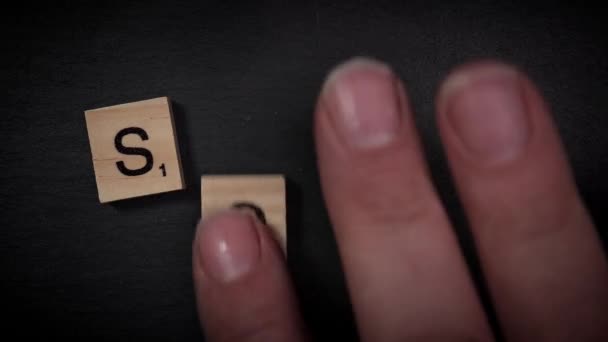 Написание слова Извините с деревянными буквами — стоковое видео