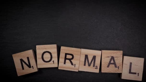 Menulis kata-kata Normal Baru dengan huruf kayu — Stok Video