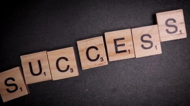 A siker szó írása fából készült betűkkel — Stock videók