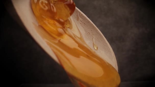 Macro shot van stromende honing — Stockvideo
