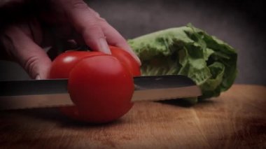 Tahtada domatesleri dilimle.