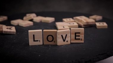 Aşk kelimesi tahta harf küplerine yazılmıştır.