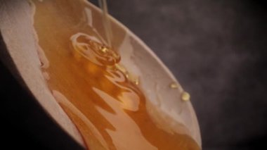 Ahşap bir kaşıkta bal akıtmak