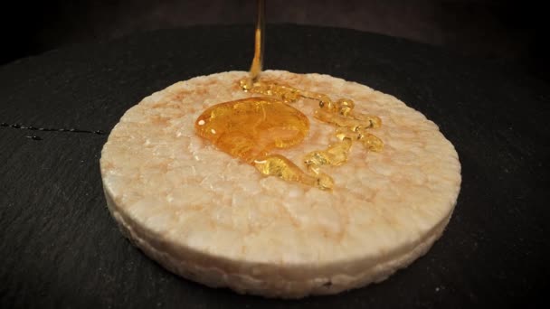 Le miel coule sur une gaufre de riz - gros plan — Video