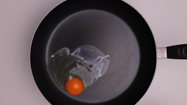 Stek två ägg soliga sidan upp i en kastrull — Stockvideo