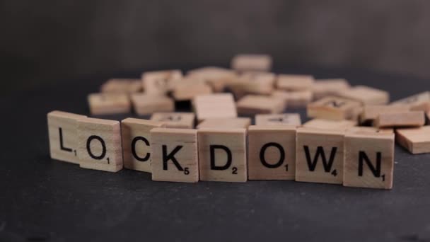 Le mot Lockdown écrit sur des cubes de lettre en bois — Video