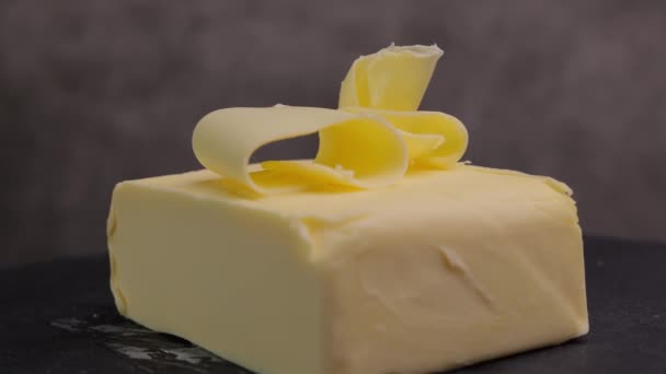 Een stuk verse boter op een bord — Stockvideo