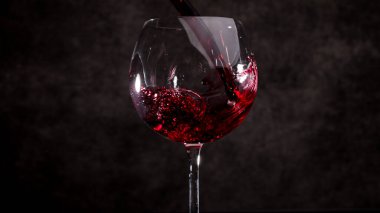 Kırmızı şarabı bardakla doldur - ağır çekimde