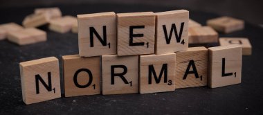 Tahta harf küplerine Yeni Normal yazılan kelimeler