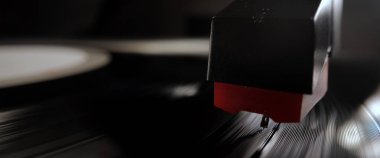 Vinil çalan bir pikabın muhteşem görüntüsü