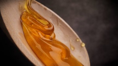 Ahşap bir kaşıkta bal akıtmak