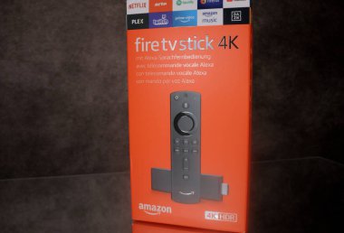 Amazon Yangın TV Çubuğu 4k Yakın plan FRANKFURT, GERMANY - 29 Mart 2021